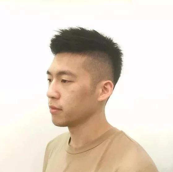 时尚变迁与个人立场的探讨，解读最新男短发型的流行趋势